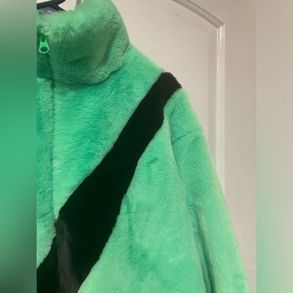 New! Nike Faux Fur Neon Green Swoosh Bomber Logo Zip Jacket 💚💚 Small - Picture 13 of 16